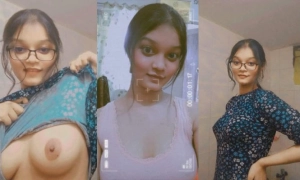 Cute Desi girl Shows Her Boobs